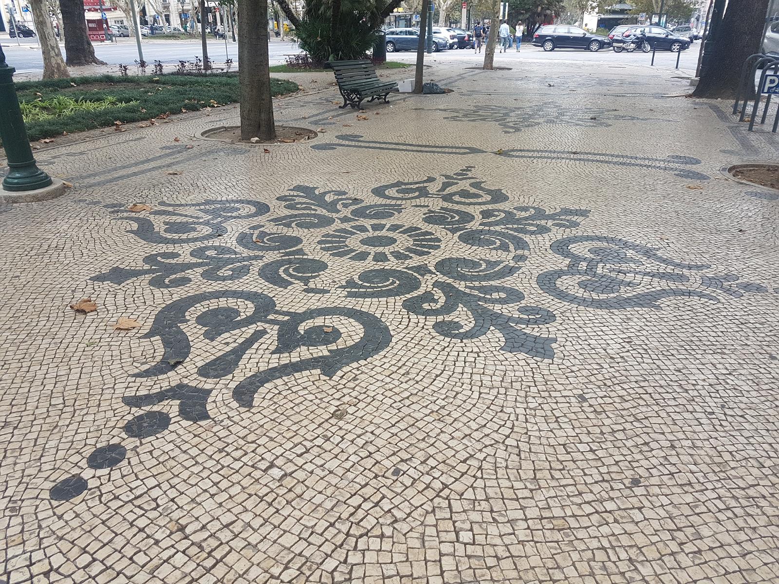 5. Calcada portuguesa na 'Avenida de Liberdade' w Lizbonie.