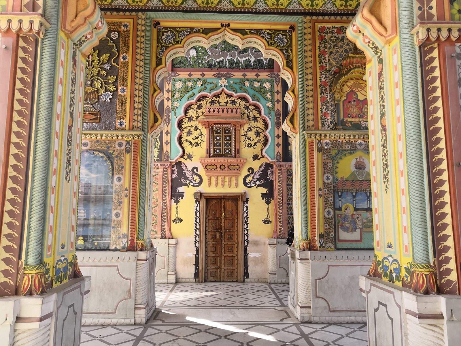 17.2. 'Patrika gate', malowidła w środku.