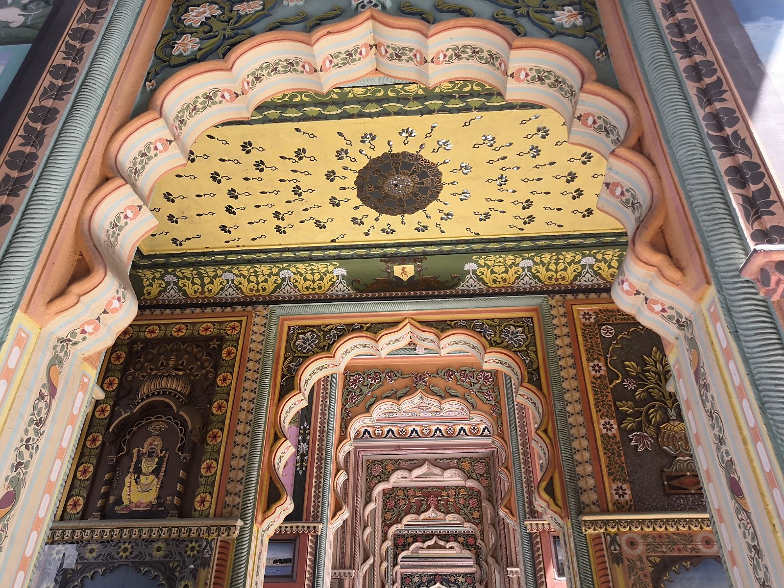 17.3. Malunki w 'Patrika gate' w Jaipurze.