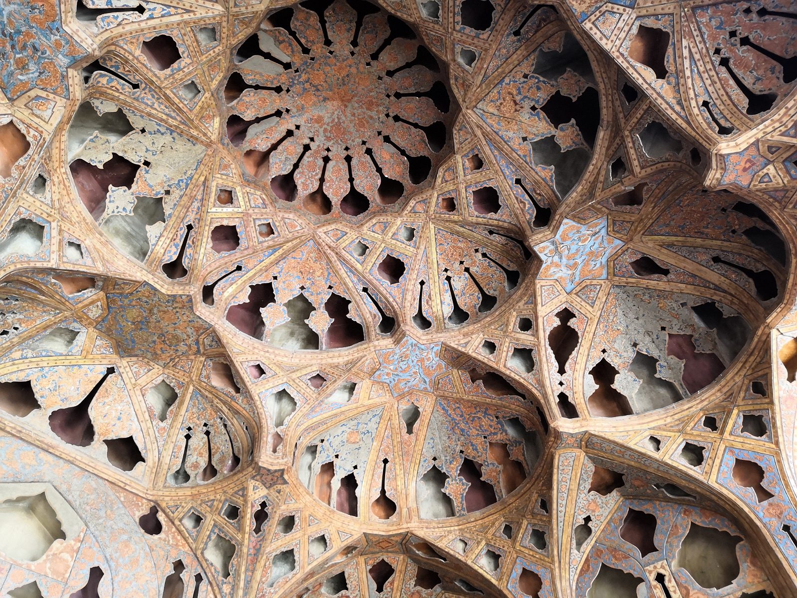 21.2. Sufit w pałacu w Isfahanie.