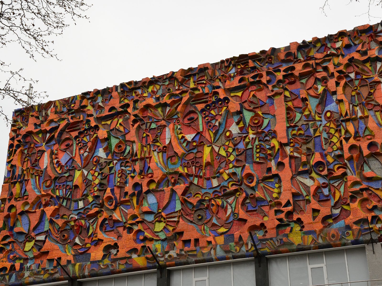 30. Pomysłowe rzeźby na ścianie budynku w Tbilisi.