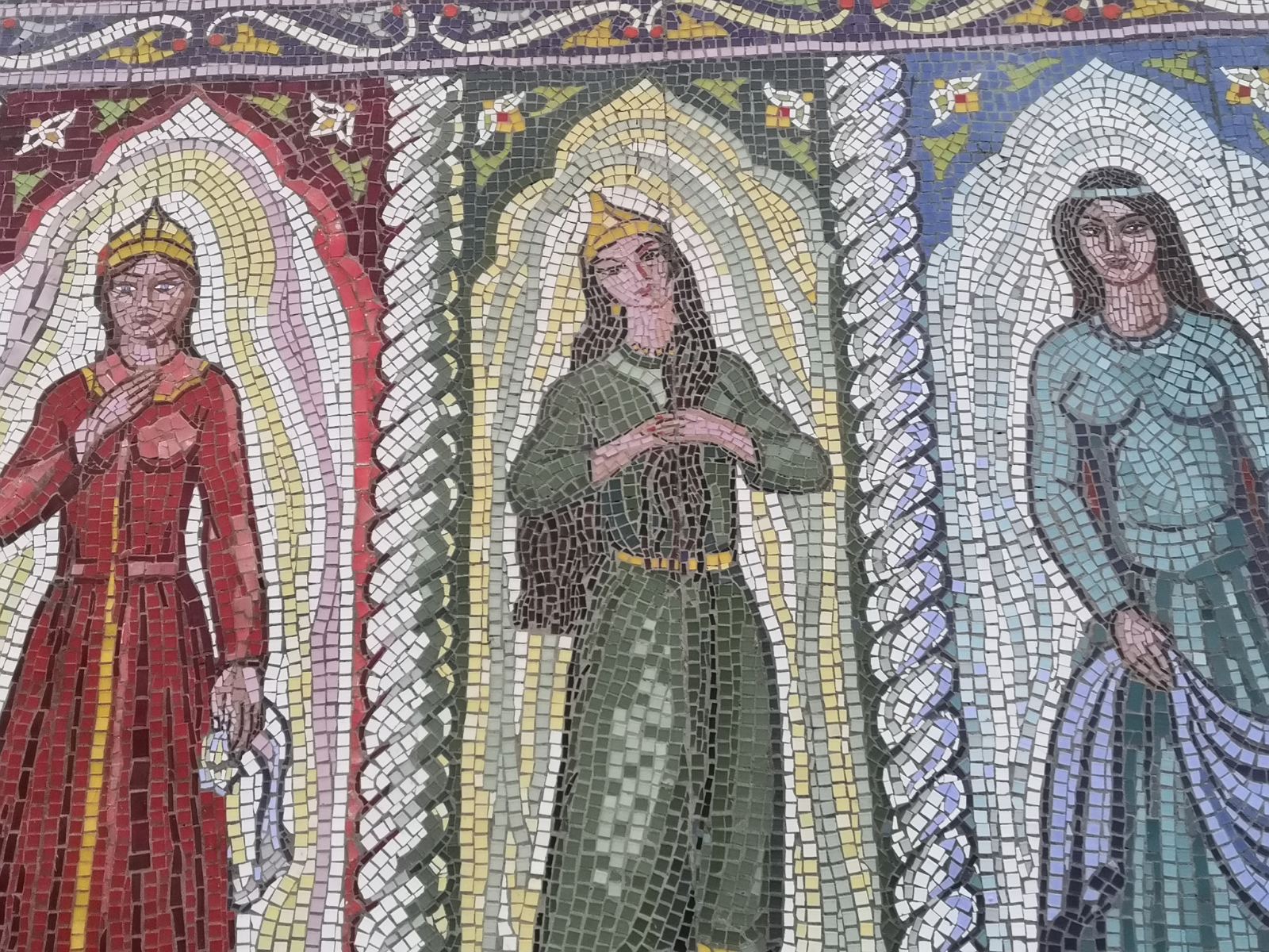 34.2. Piękne kobiety na mozaice z Gandży.