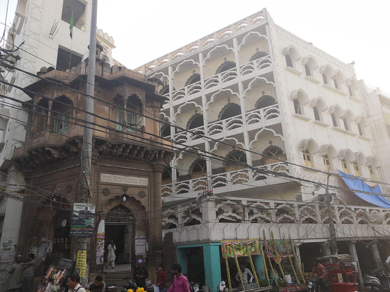 51. Zdobienia na budynku w okolicach starego bazaru w Delhi.