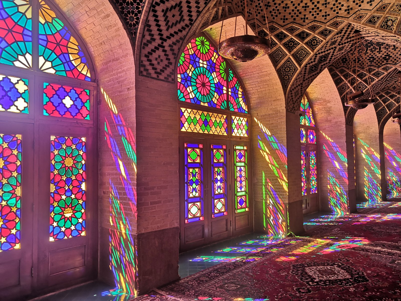 61. Niesamowite witraże w meczecie Nasir-ol-Molk w Shiraz.