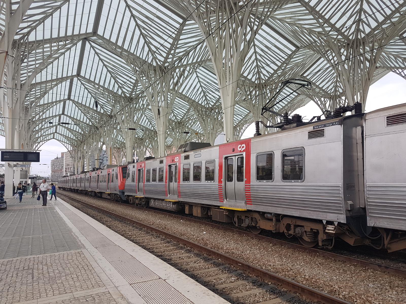 63. Dworzec kolejowy 'Oriente' w Lizbonie.