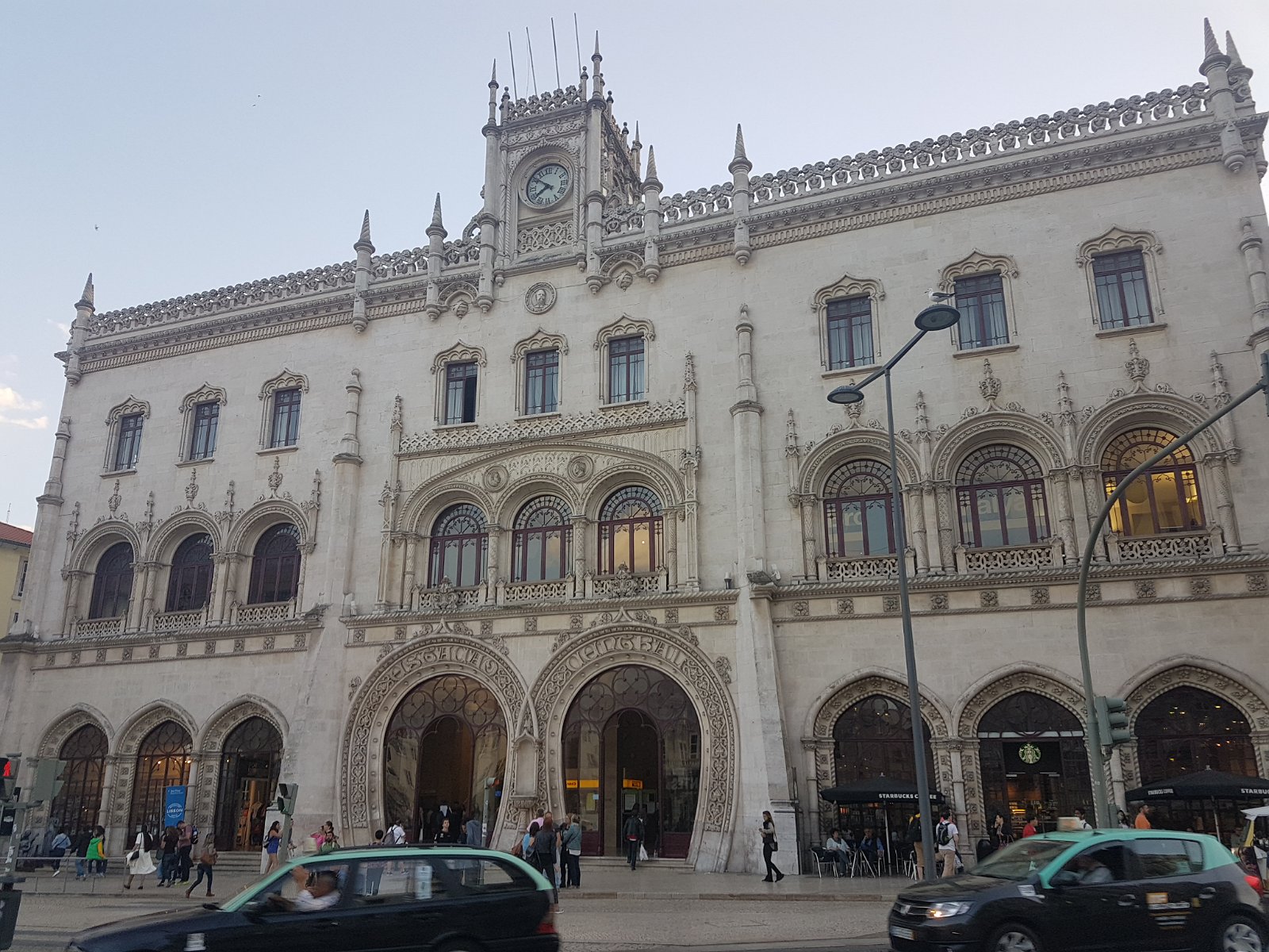 64. Dworzec kolejowy 'Rossio' w Lizbonie.