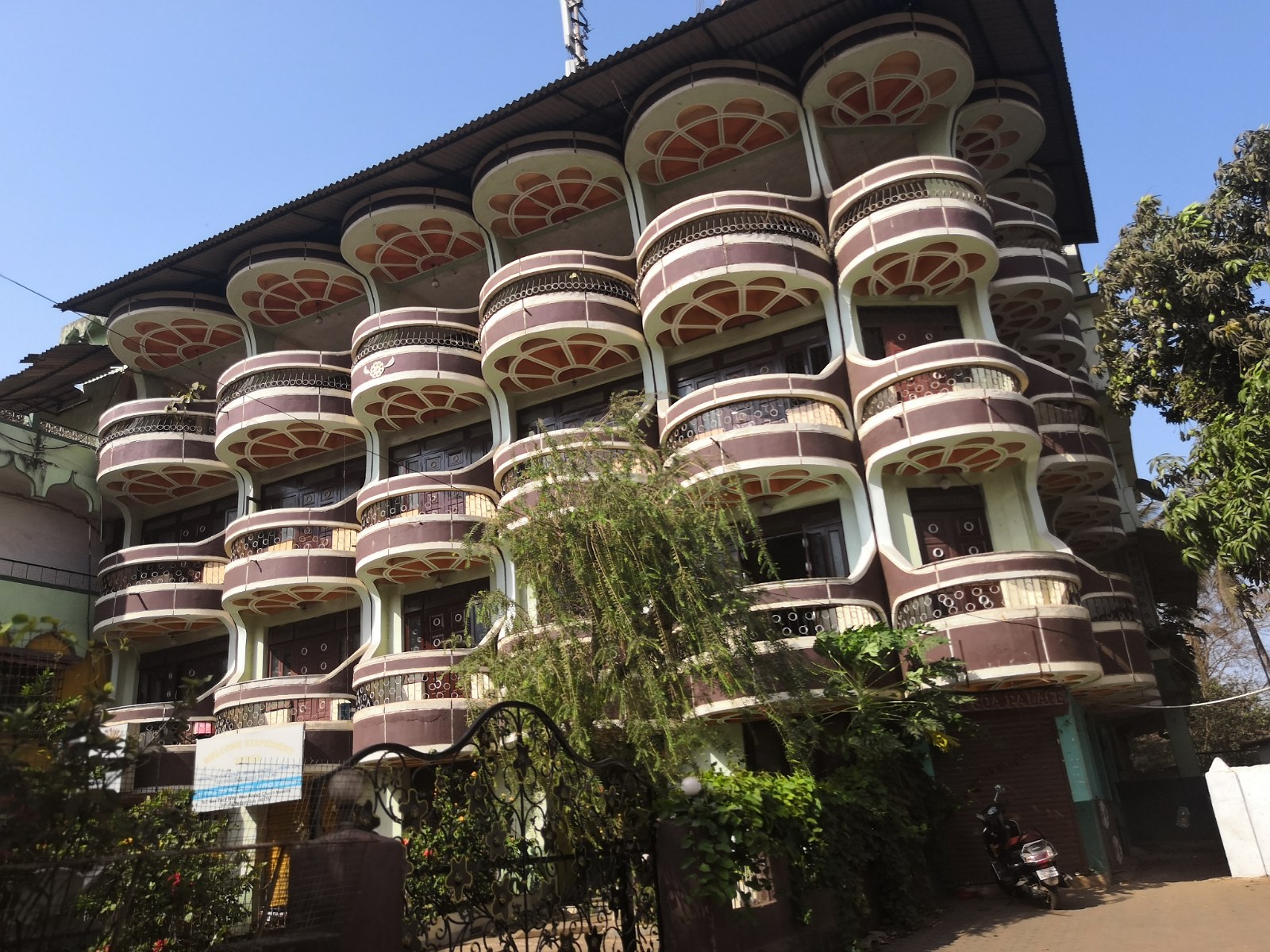 74. Niesamowite, półkoliste balkony w Margao - Goa, Indie.