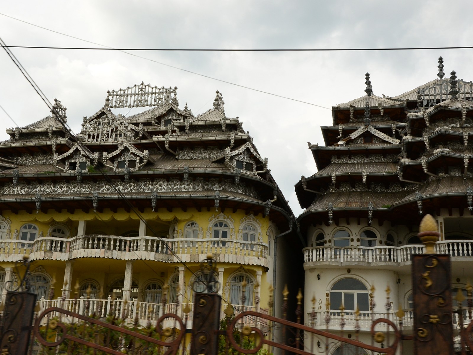 83. Nieukończone domy bogaczy gdzieś po drodze w Transylwanii w Rumunii.