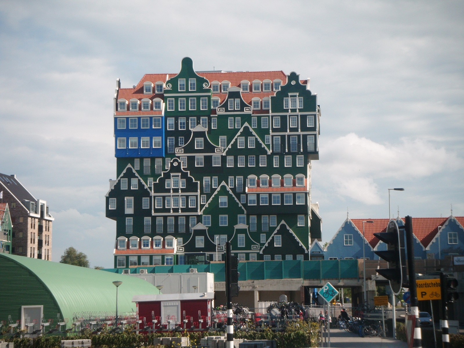 84. Pomysłowa fasada budynku w mieście Zaandam, w Niderlandach.