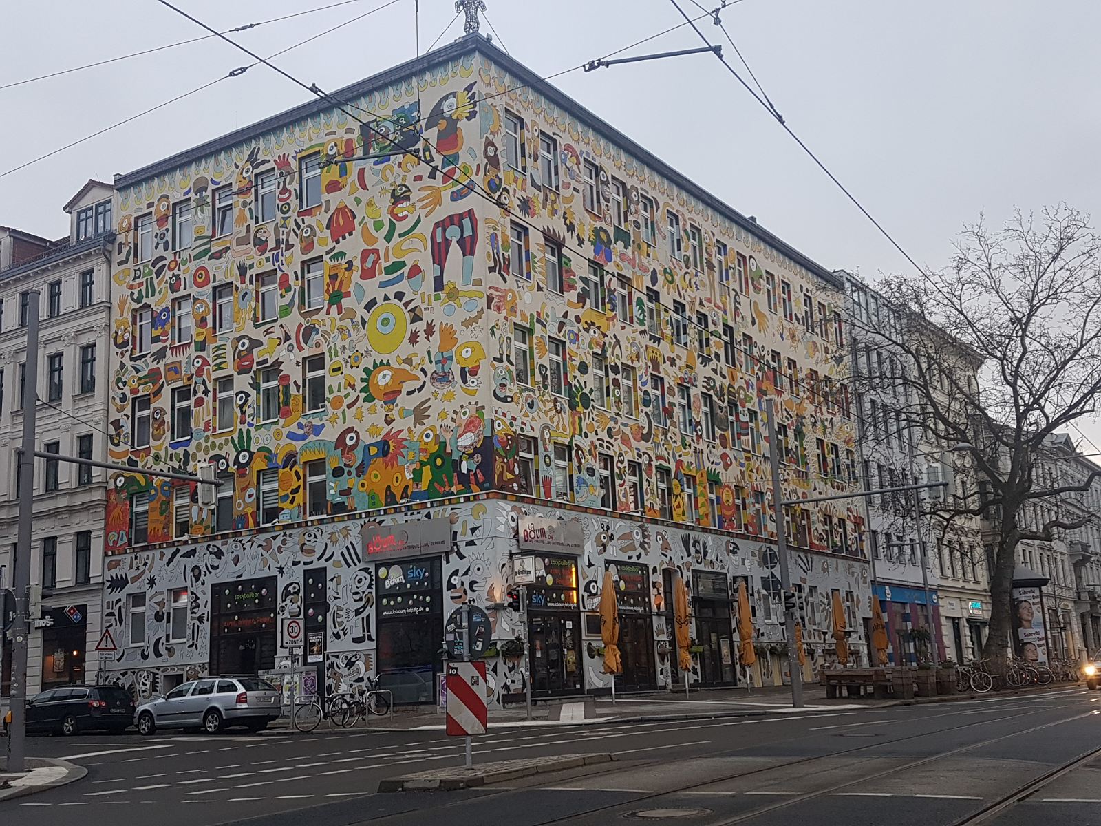 85. Ciekawie pomalowana elewacja budynku w Lipsku, w Niemczech.