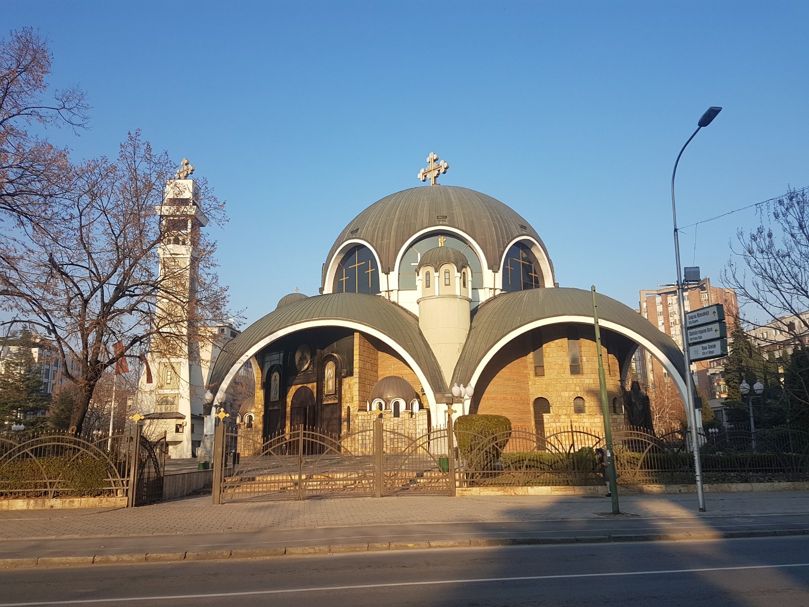 88. Cerkiew prawosławna o pięknym kształcie w Skopje, w Macedonii Północnej.