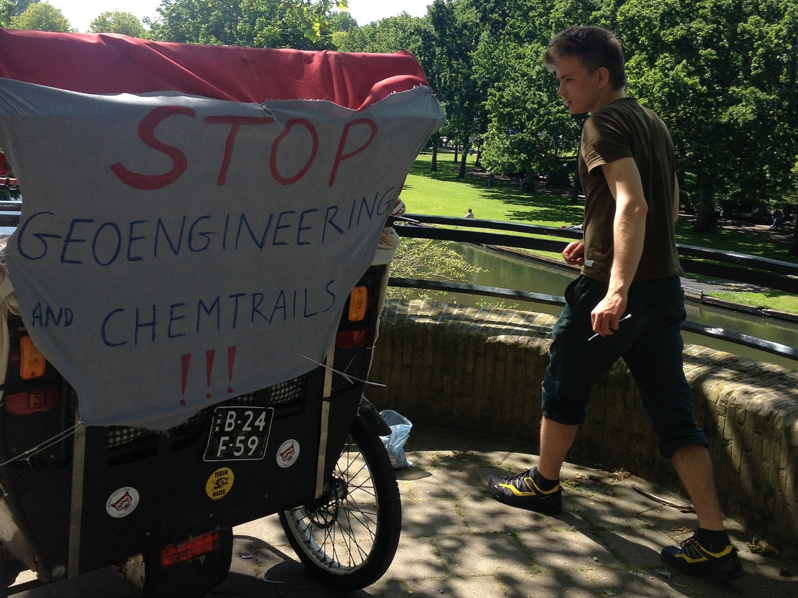 5. Przygotowywanie baneru na rikszę dla mojego protestu przeciwko smugom chemicznym ('chemtrails') i geoinżynierii, Amsterdam 4.06.2015.