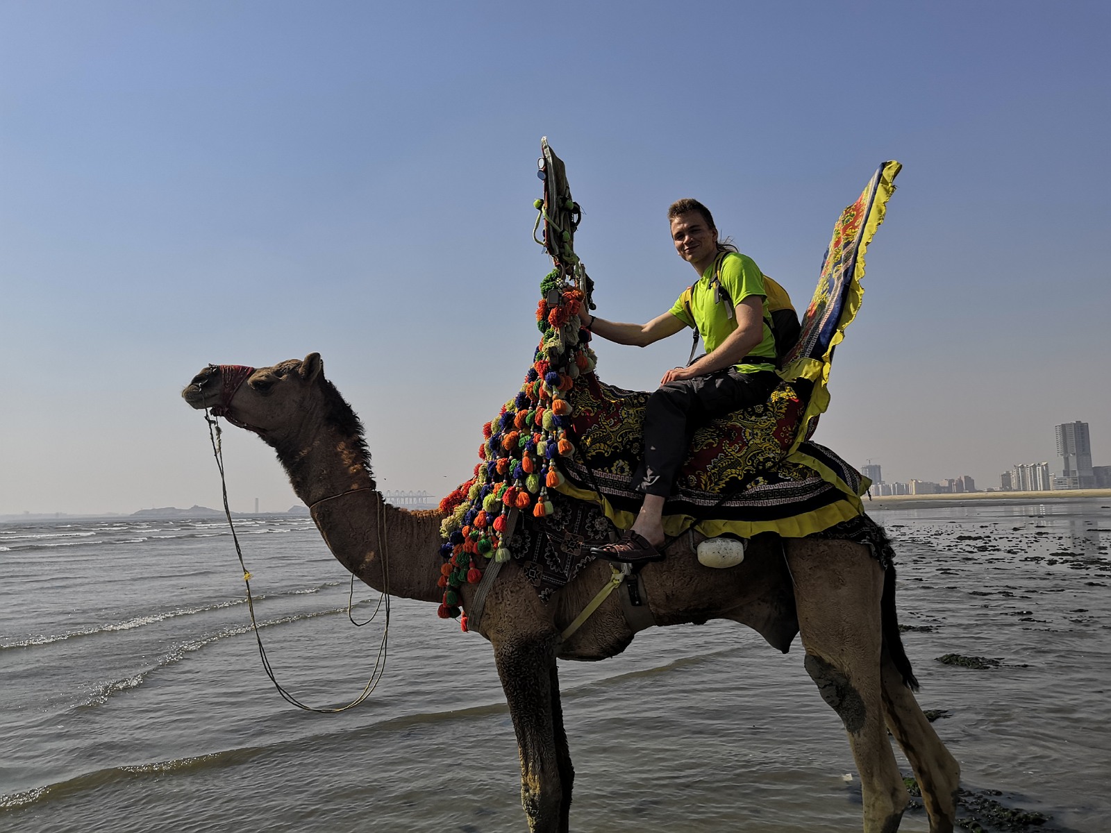 41. Na wielbłądzie... nad morzem... w Karachi :D