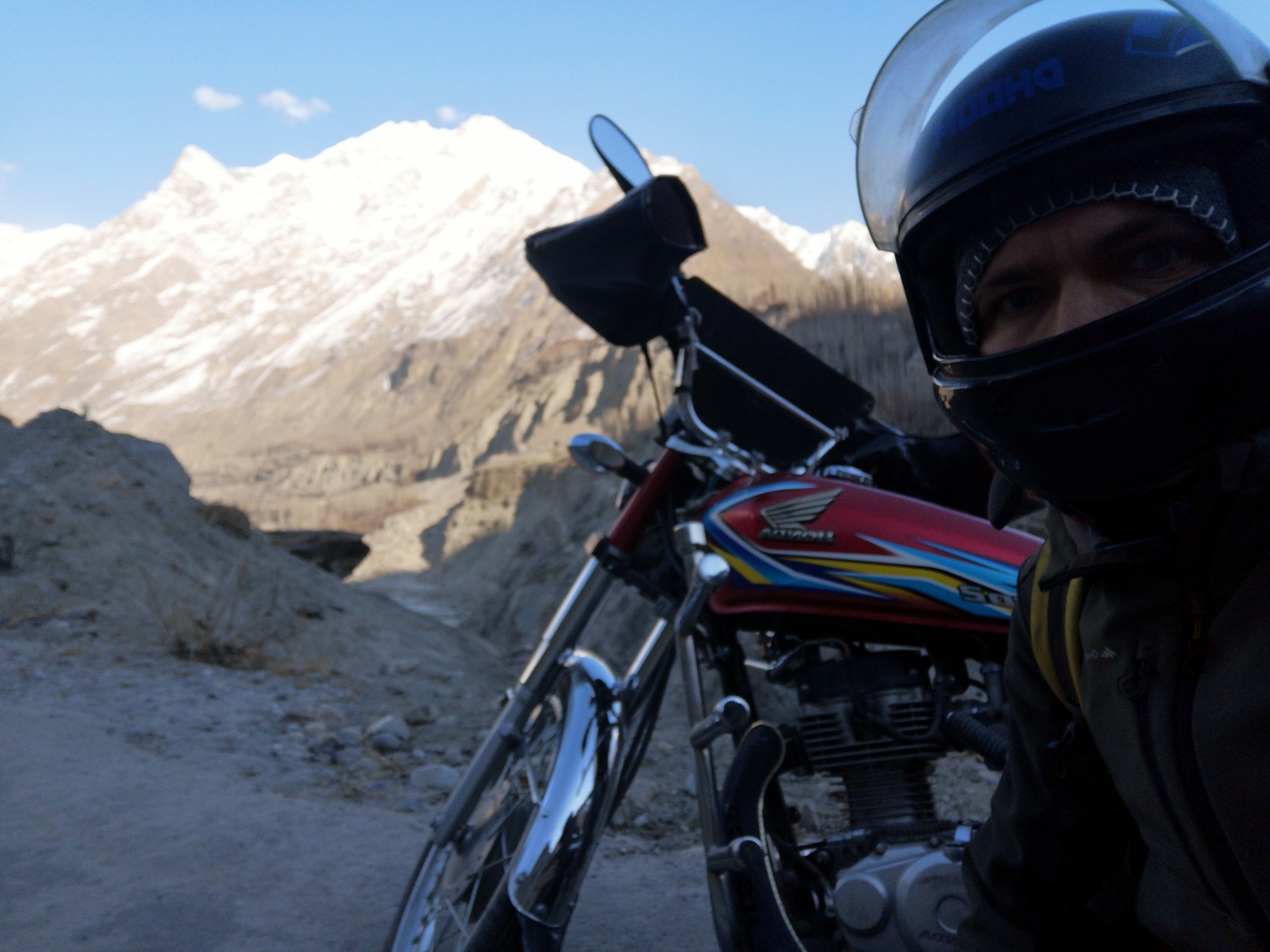 43. Nie było łatwo jechać motorem w -16°C, ziiimno, ale tego dnia przejechałem tą wypożyczoną Hondą ~180km w górach Karakorum.