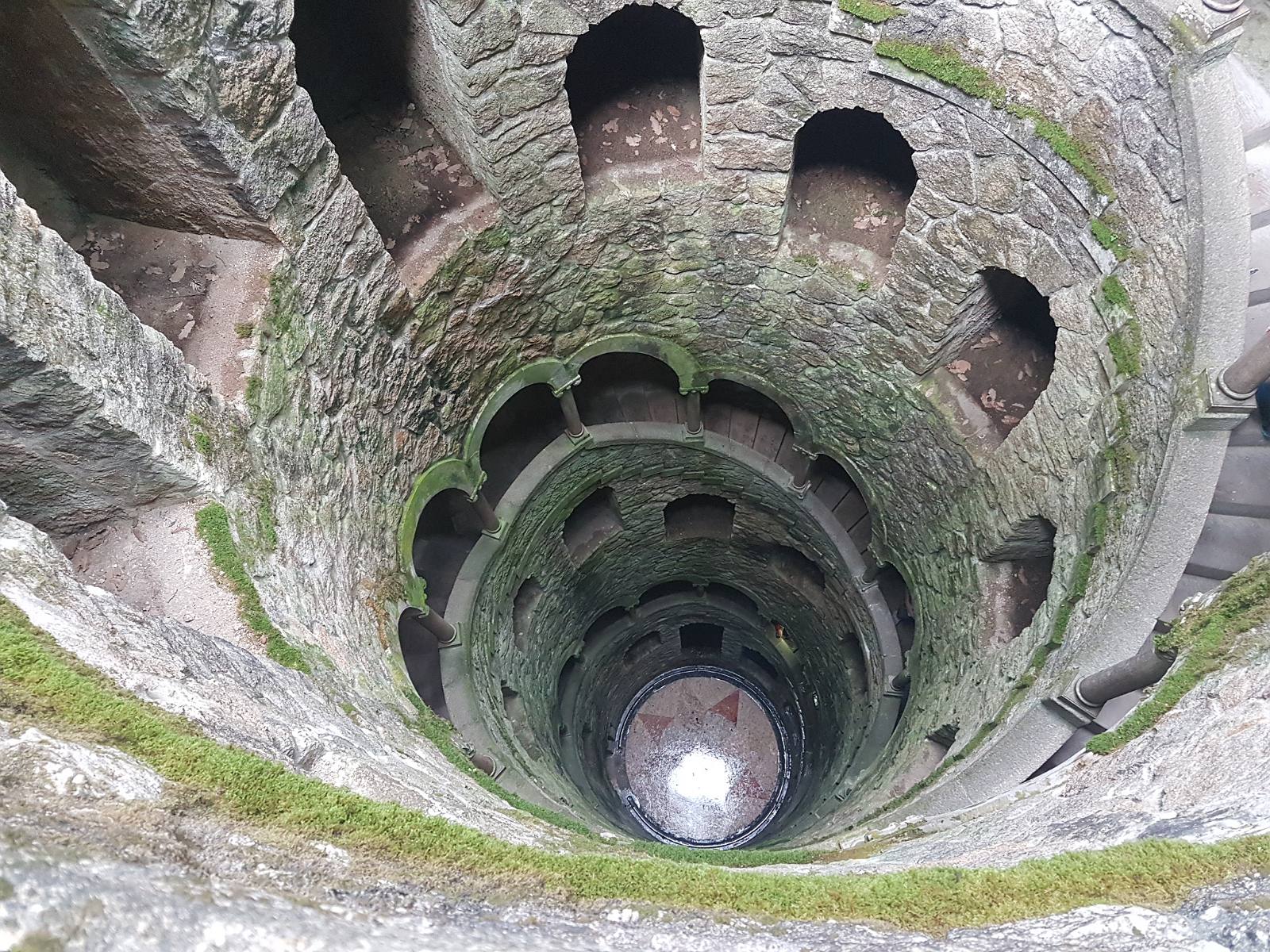 1. Podziemna wieża z zakręconymi schodami w Sintrze w Portugalii.