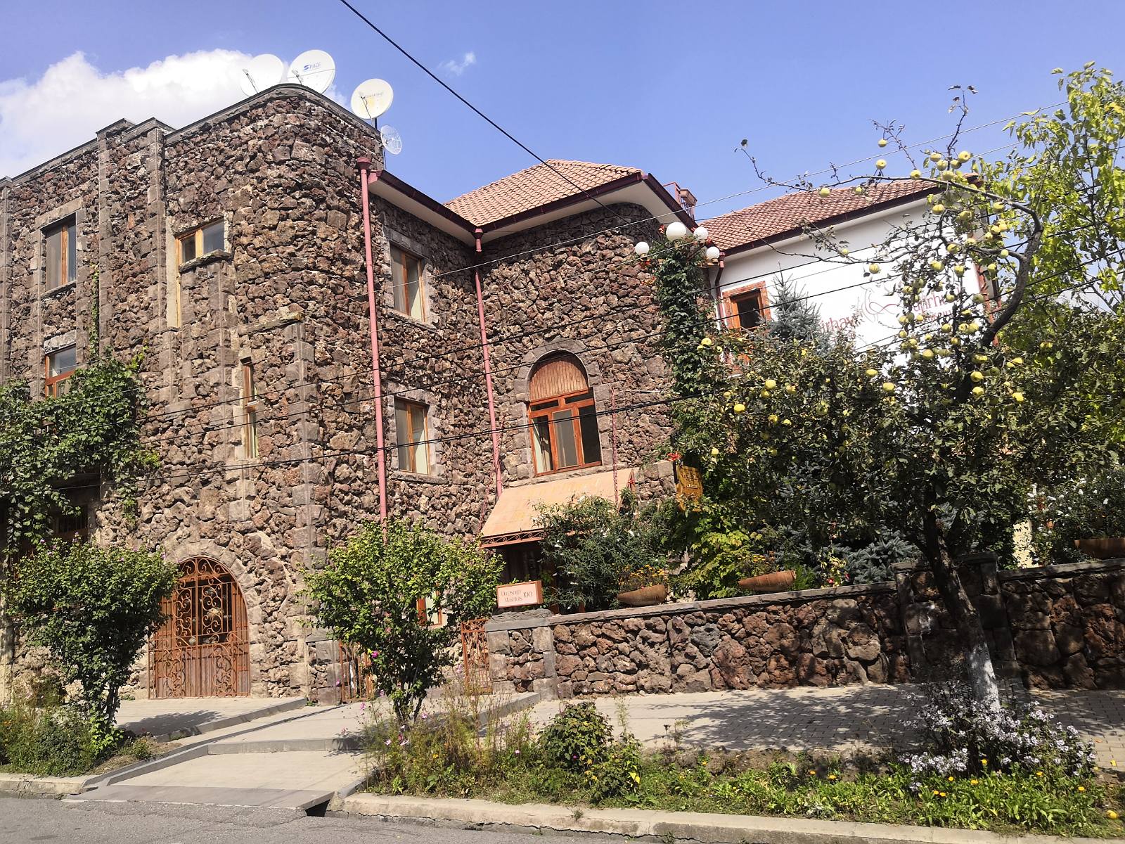 2. Kamienny dom w Goris w Armenii.