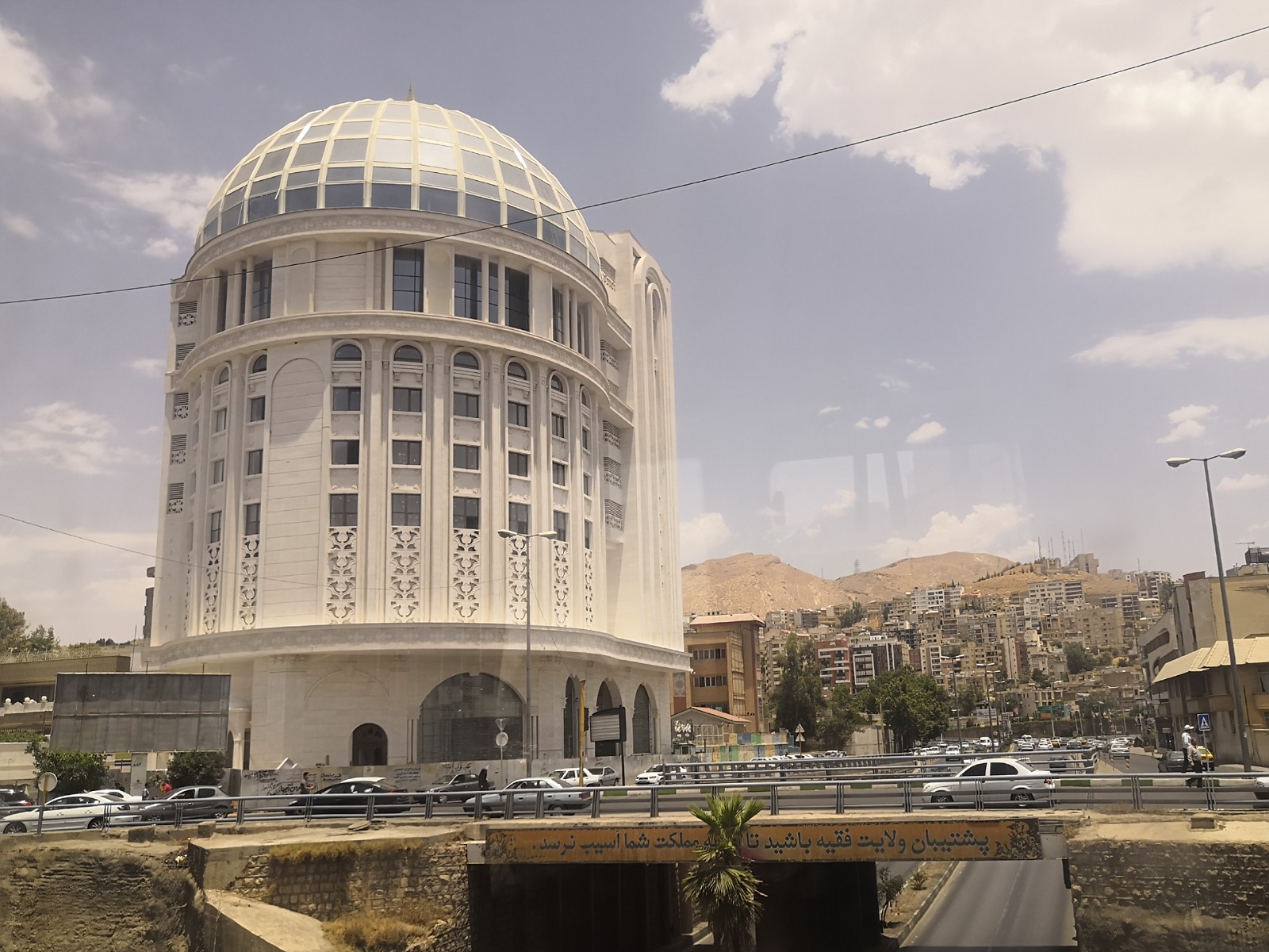 4. Niesamowity budynek w Szirazie w Iranie.