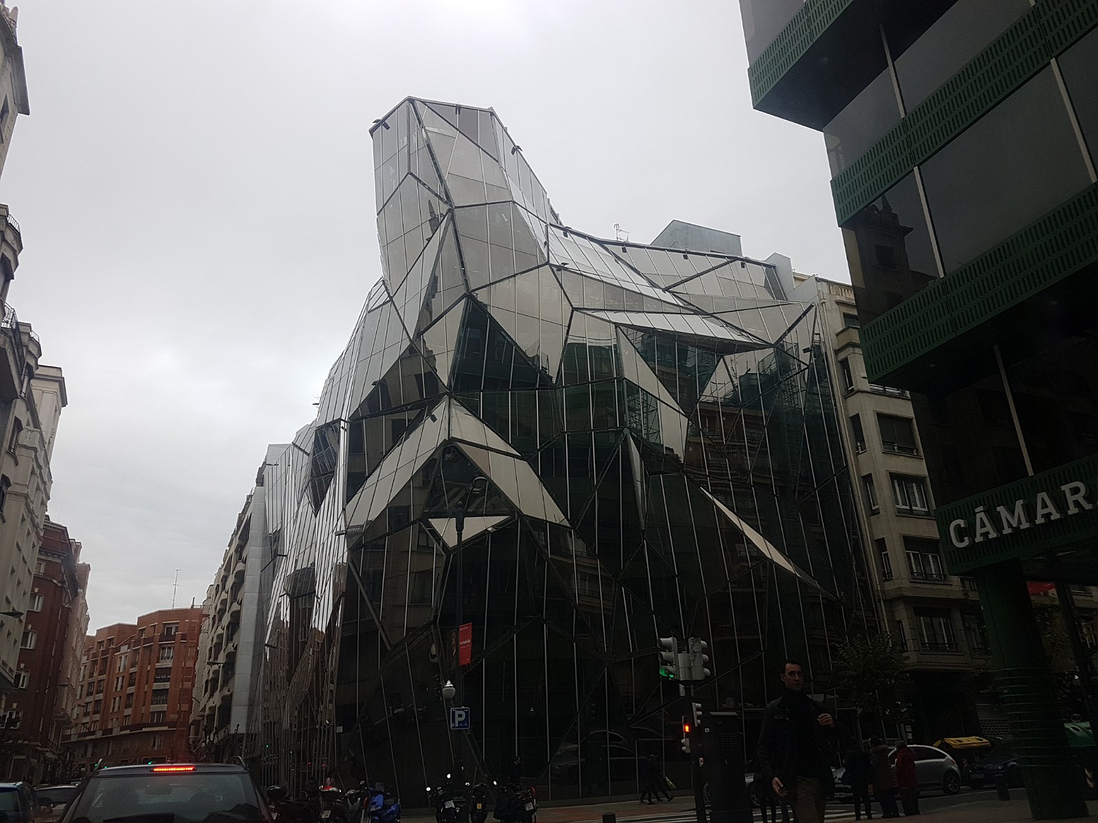 10. Szklana 'kamienica' w centrum Bilbao w Hiszpanii.