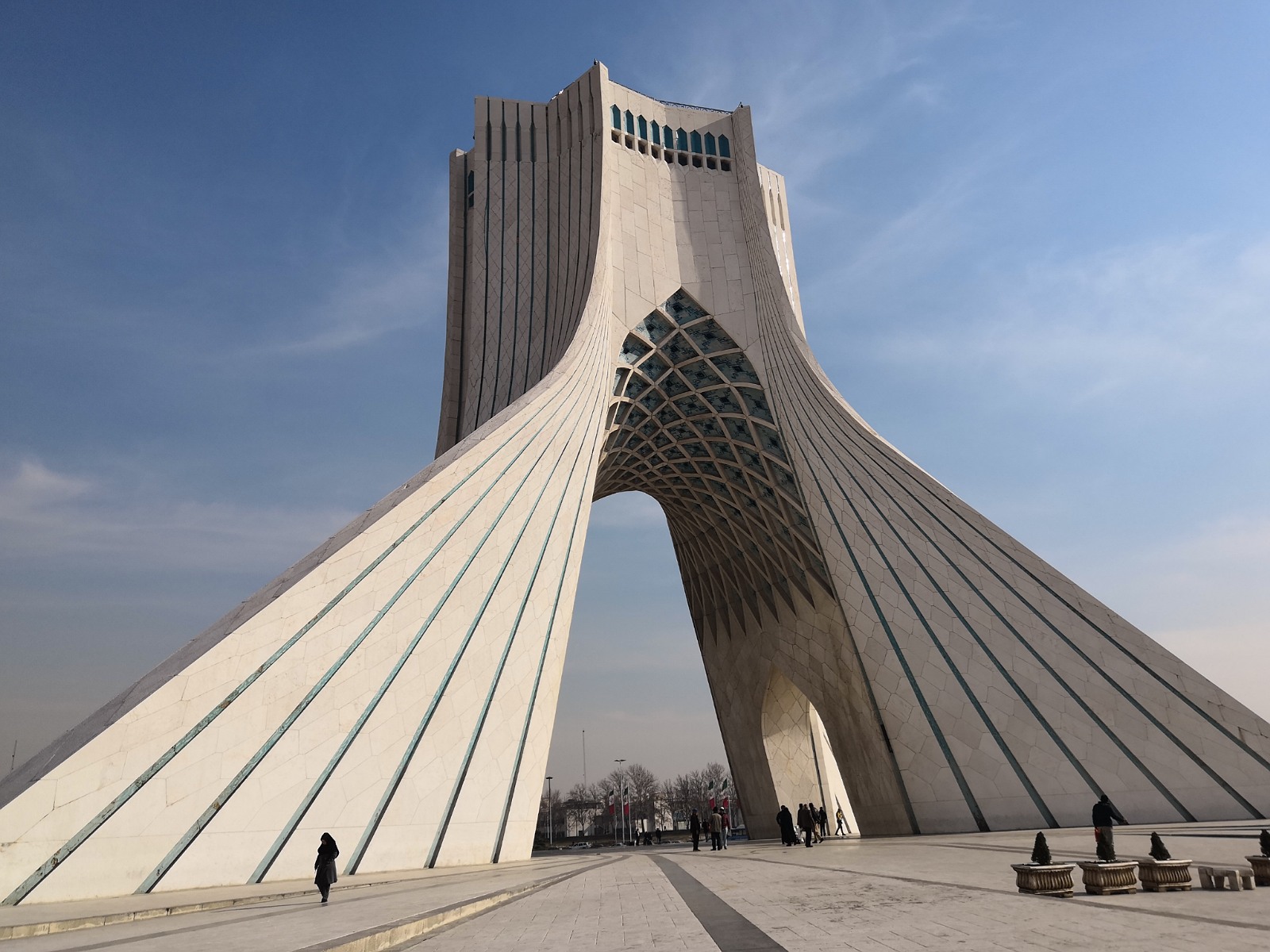 11. 'Wieża wolności' (برج آزادى - 'bordż-e azadi') w Teheranie.