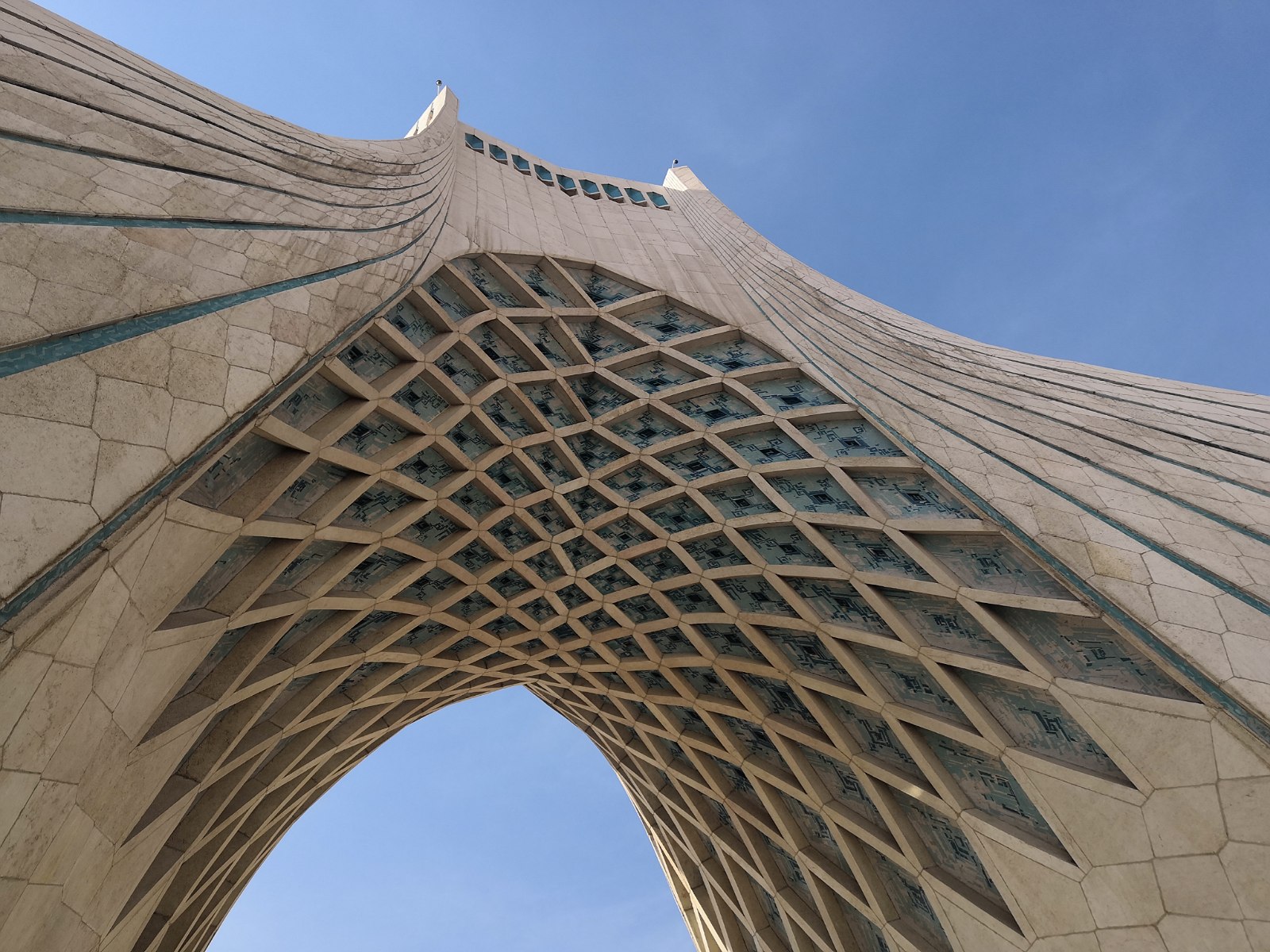 11.2. 'Wieża wolności' (برج آزادى - 'bordż-e azadi') w Teheranie.