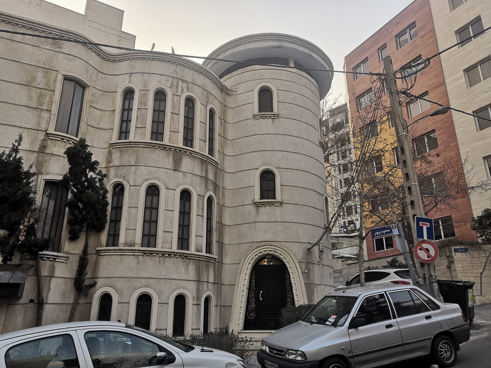 17. Dom-wieża w Teheranie.