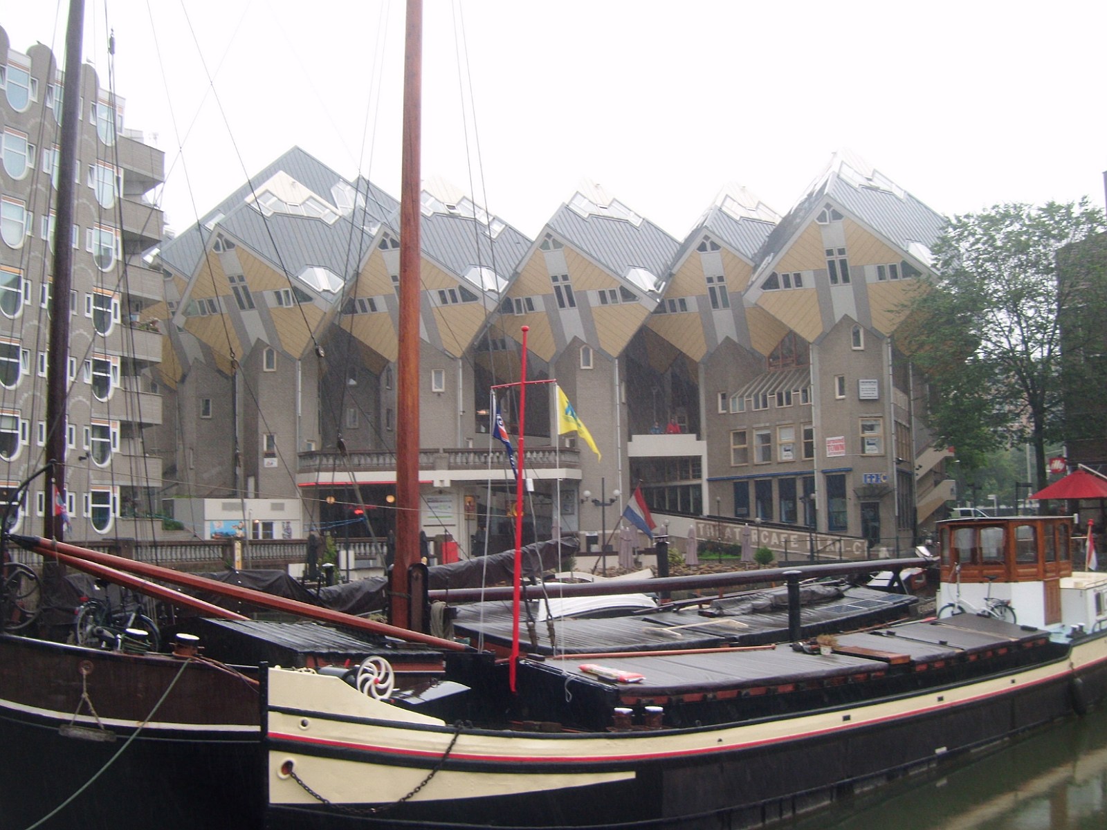 19. 'Kubuswoningen' - domy o kształcie sześcianu w Rotterdamie.