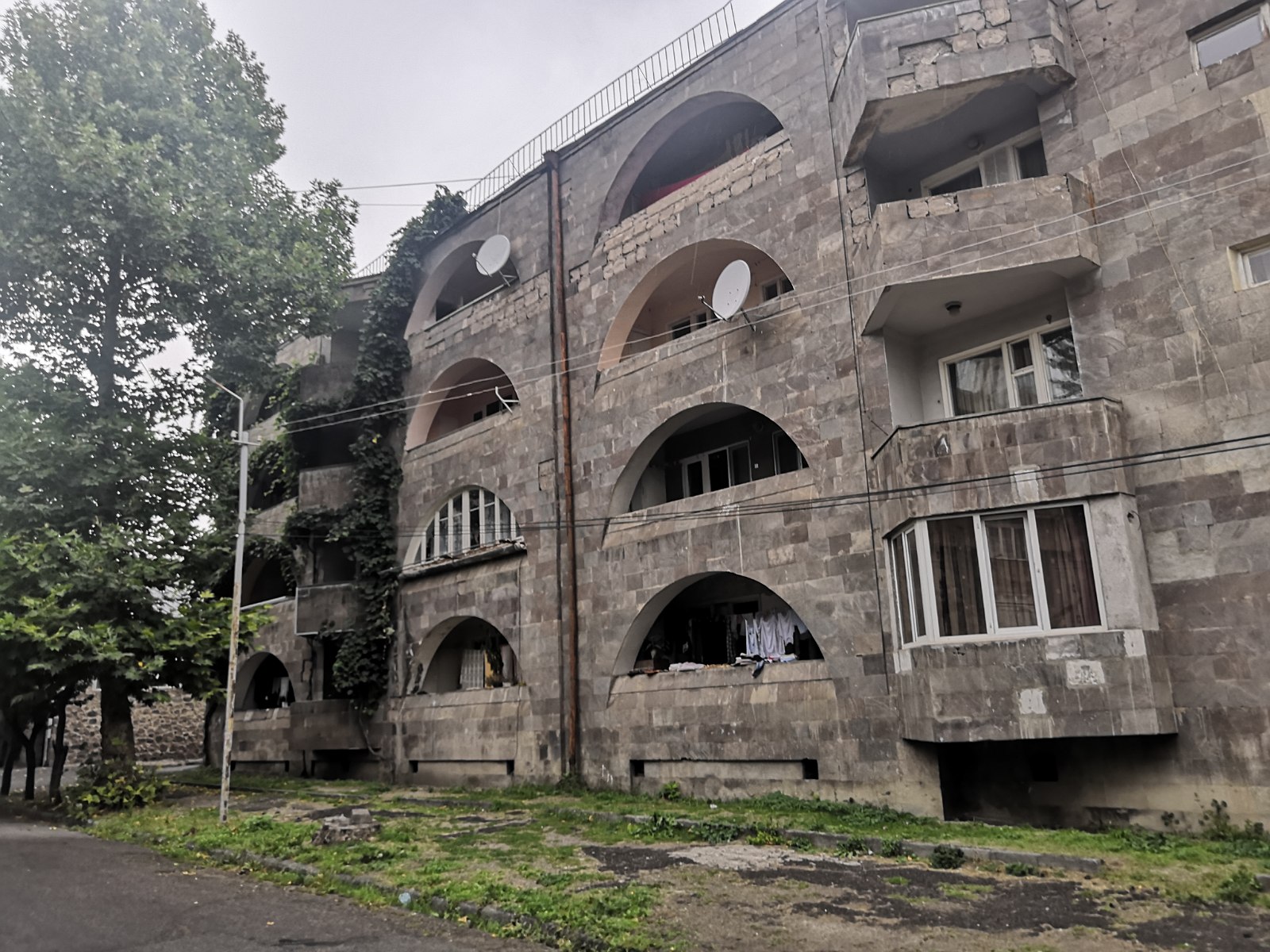 25. Balkony w miasteczku Goris w Armenii.
