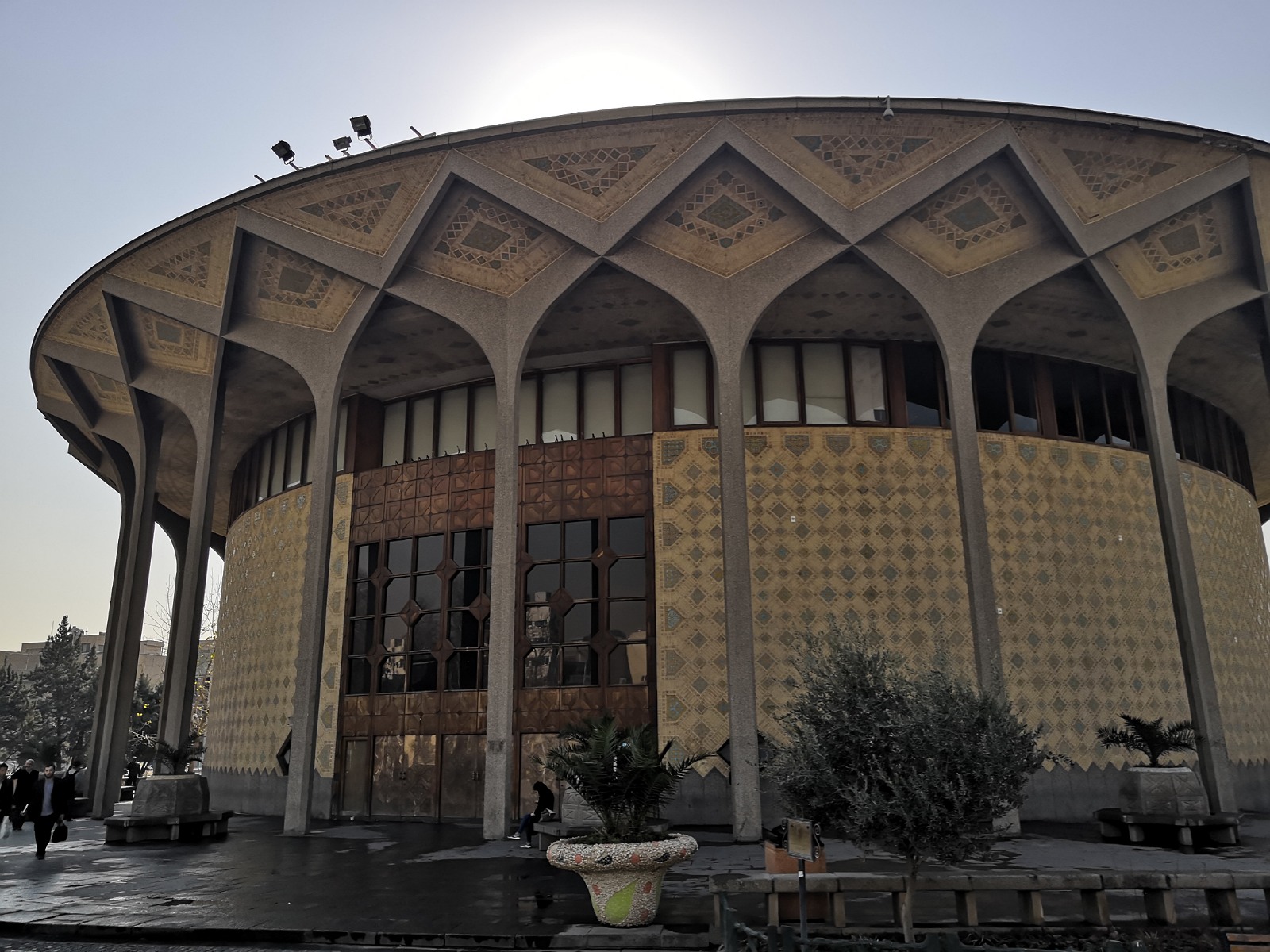 26. Teatr miejski (تئاتر شهر - 'teatr-e szahr') w Teheranie.
