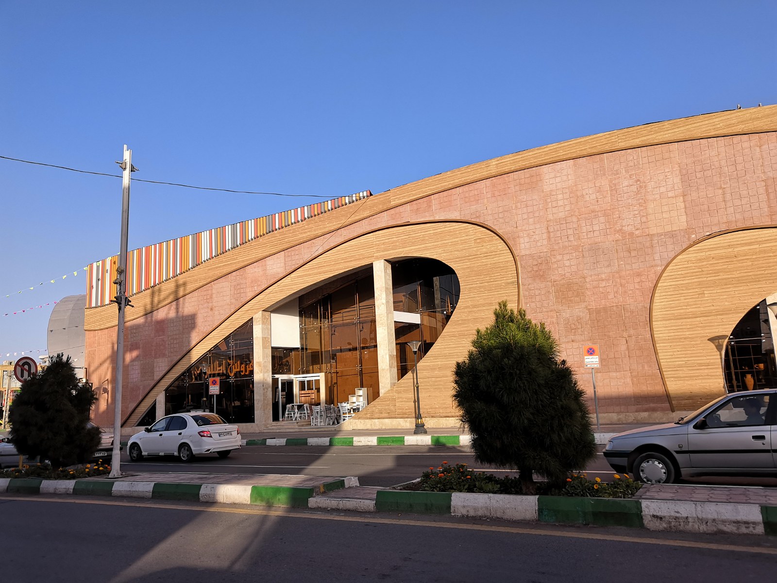 36. Centrum handlowe o interesującym kształcie w Bam w Iranie.