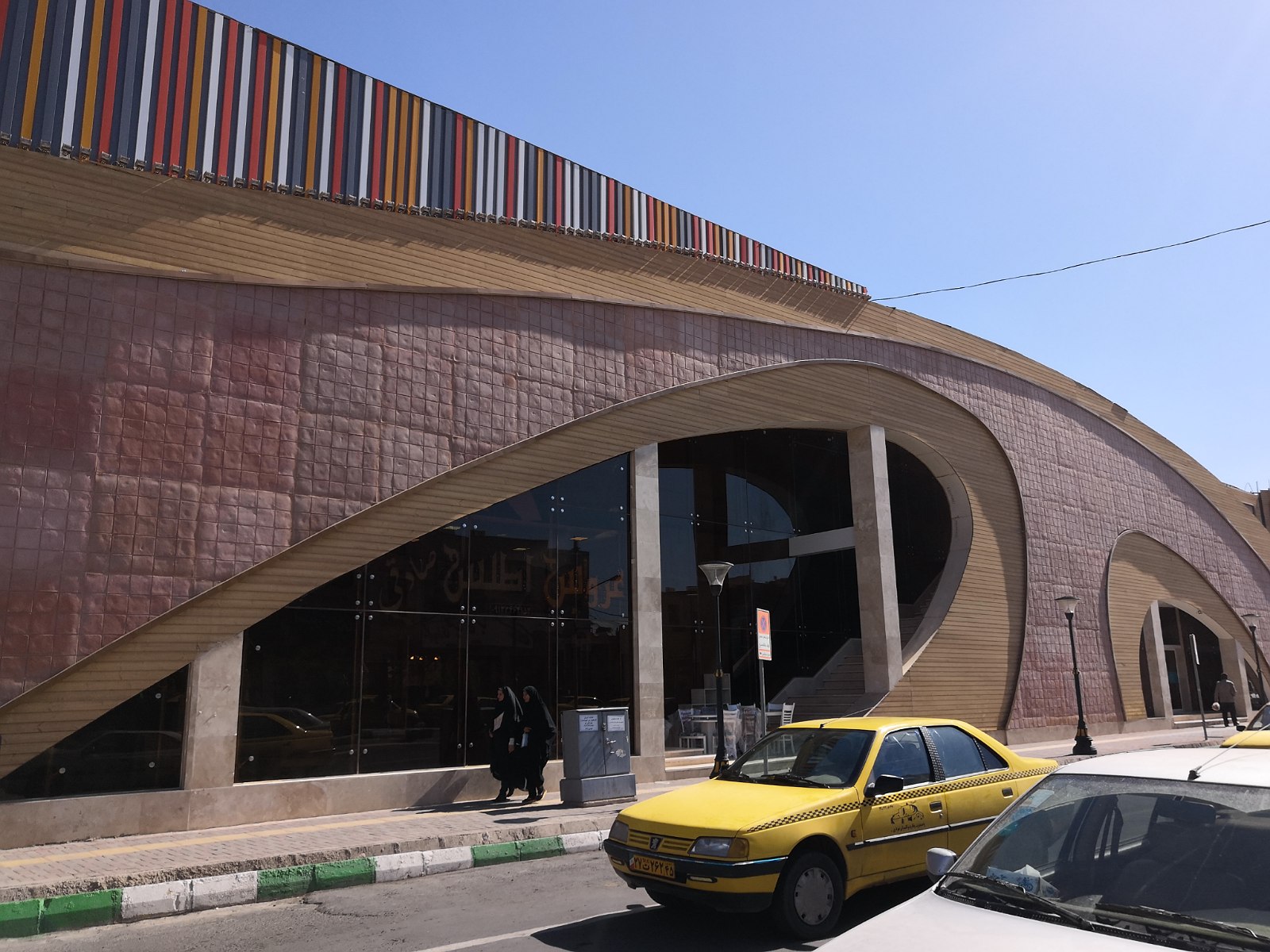 36.2. Centrum handlowe o interesującym kształcie w Bam w Iranie.