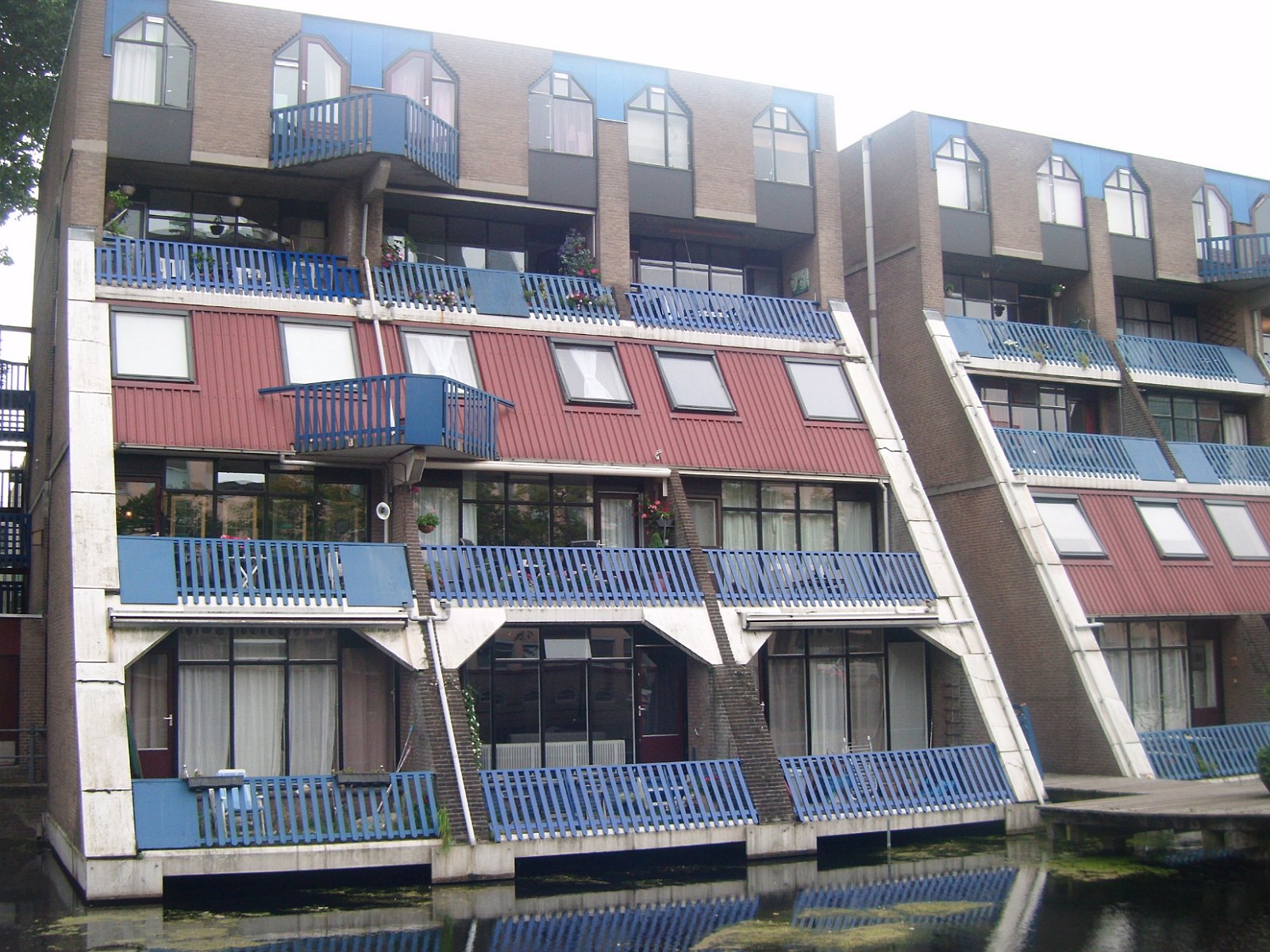 45. Szeregowce o ciekawym kształcie przy jednym z wielu kanałów Rotterdamu.