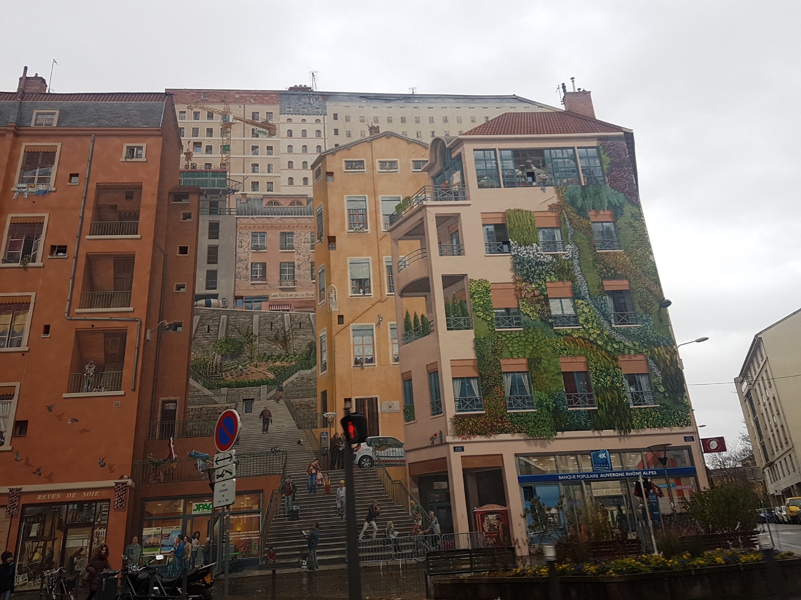 50. Zjawiskowy mural-złudzenie optyczne na ścianie budynku w Lyonie we Francji.