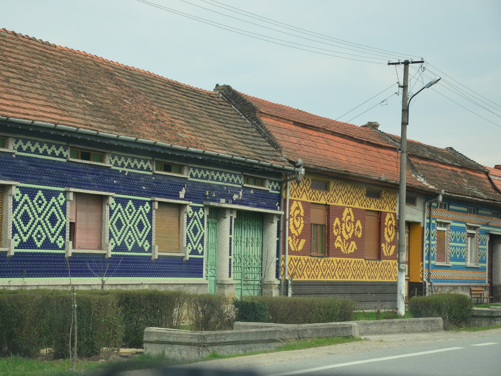 58. Oryginalne domy w pewnej wsi w rumuńskim Siedmiogrodzie.