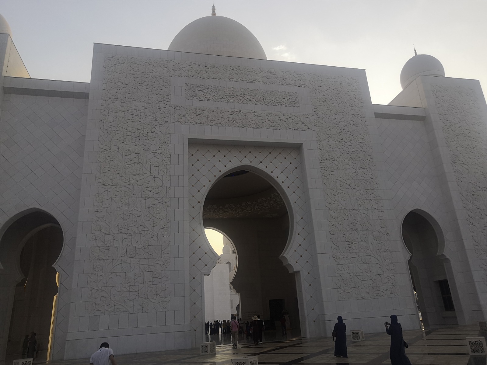 64.2. Wielki meczet szejka Zajida w Abu Zabi, jedna z bram.