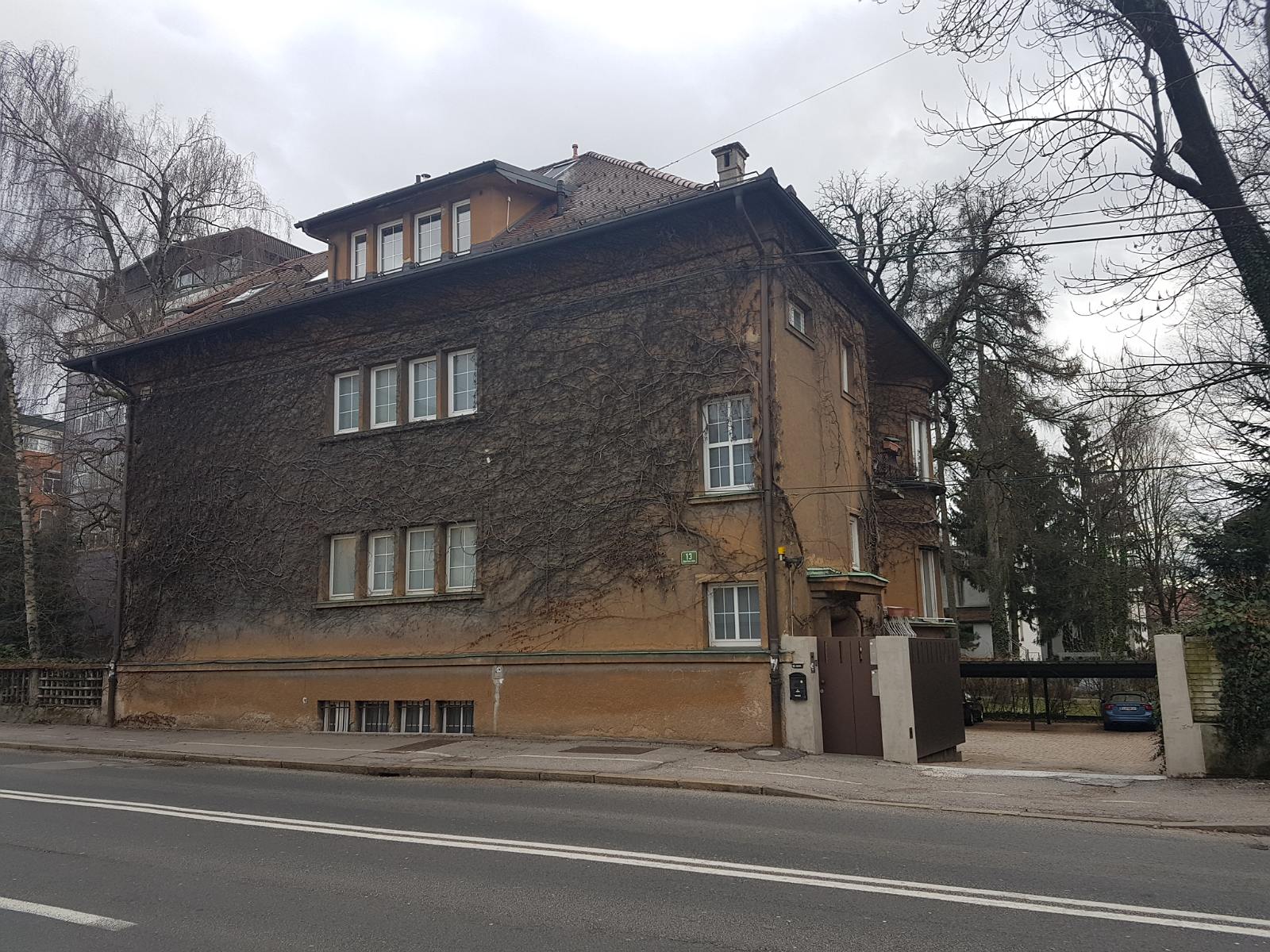 67. Ładnie porośnięty bluszczem dom w Ljubljanie zimową porą.