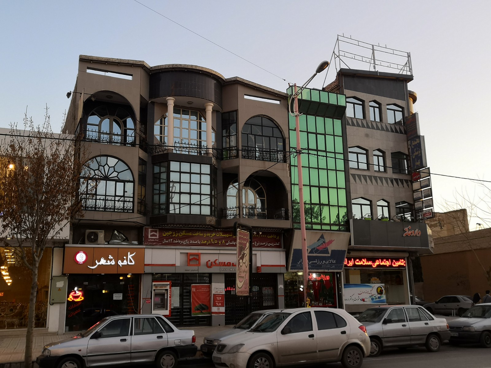 68. Jak nietuzinkowe okna mogą poprawić funkcjonalność i wygląd budynku - Kerman, Iran.