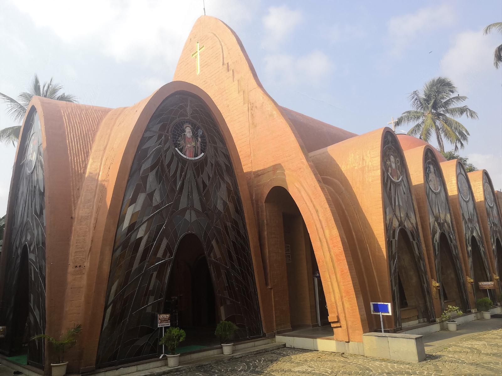 73. Bardzo ciekawy kształt kościoła chrześcijańskiego w mieście Koczin w Indiach.