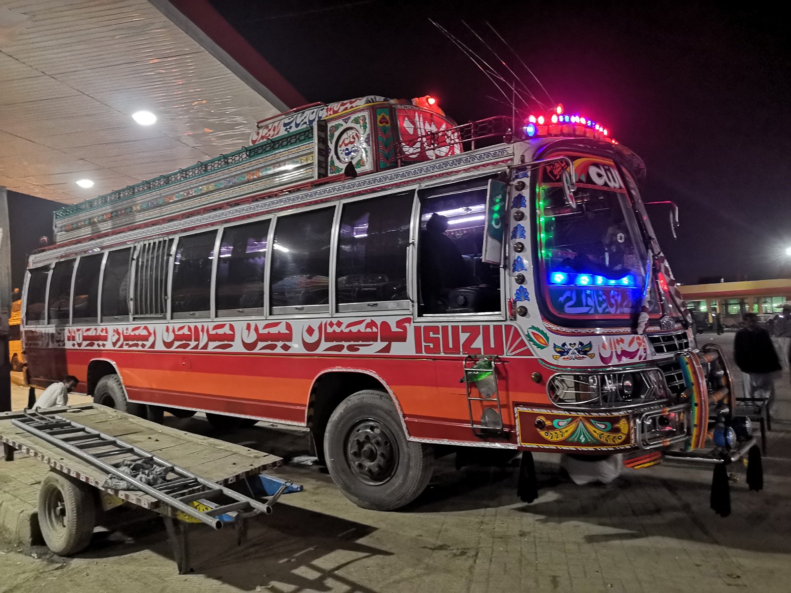 Autobus na dworcu w Rawalpindi.