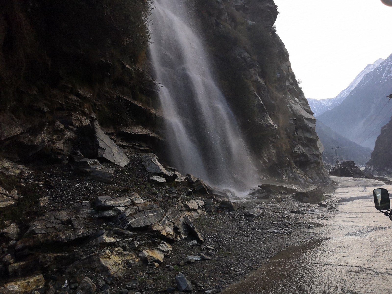 Mały wodospad na Szosie Karakorumskiej.