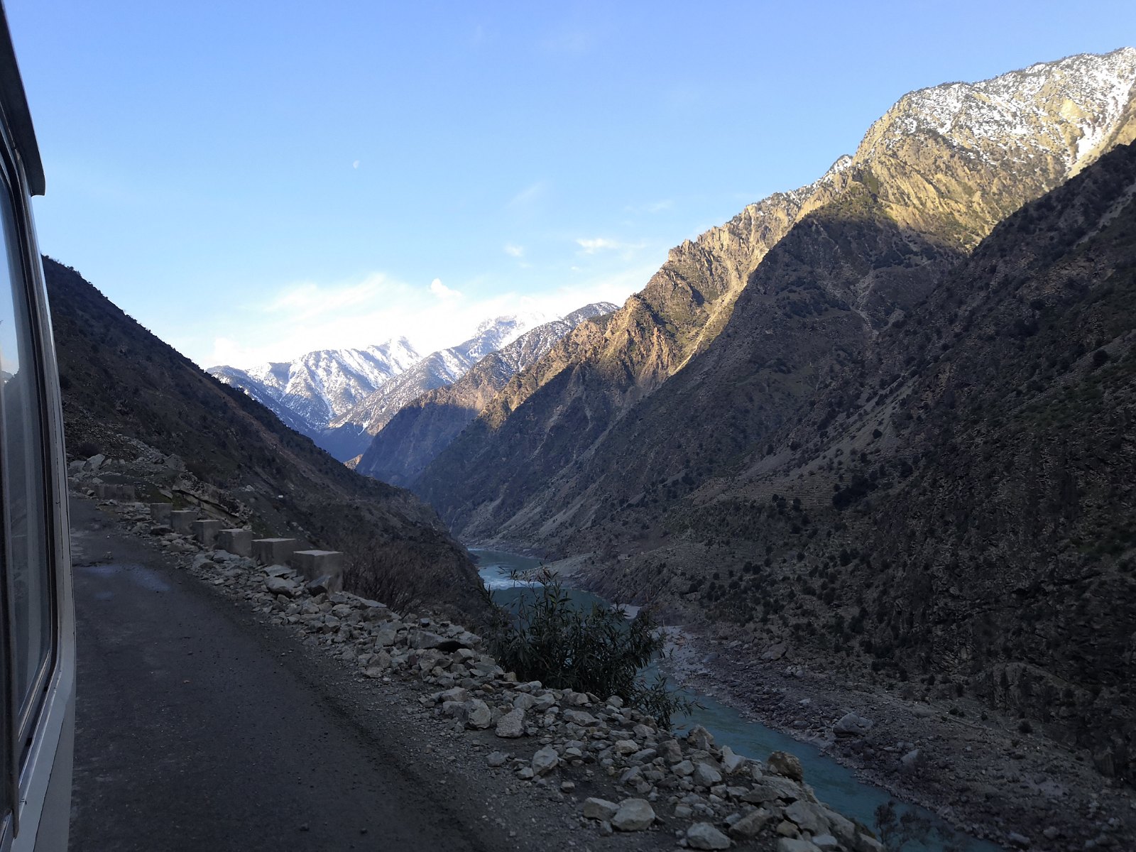 Widok na rzekę Indus i góry Karakorum