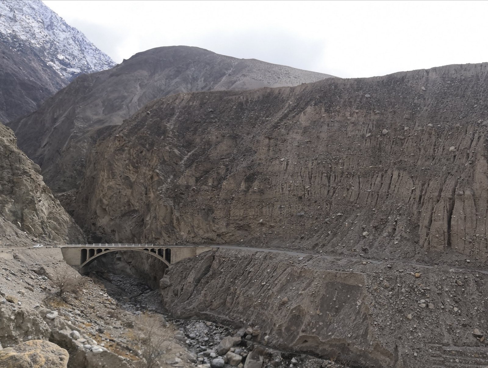 Most nad doliną na Szosie Karakorumskiej.