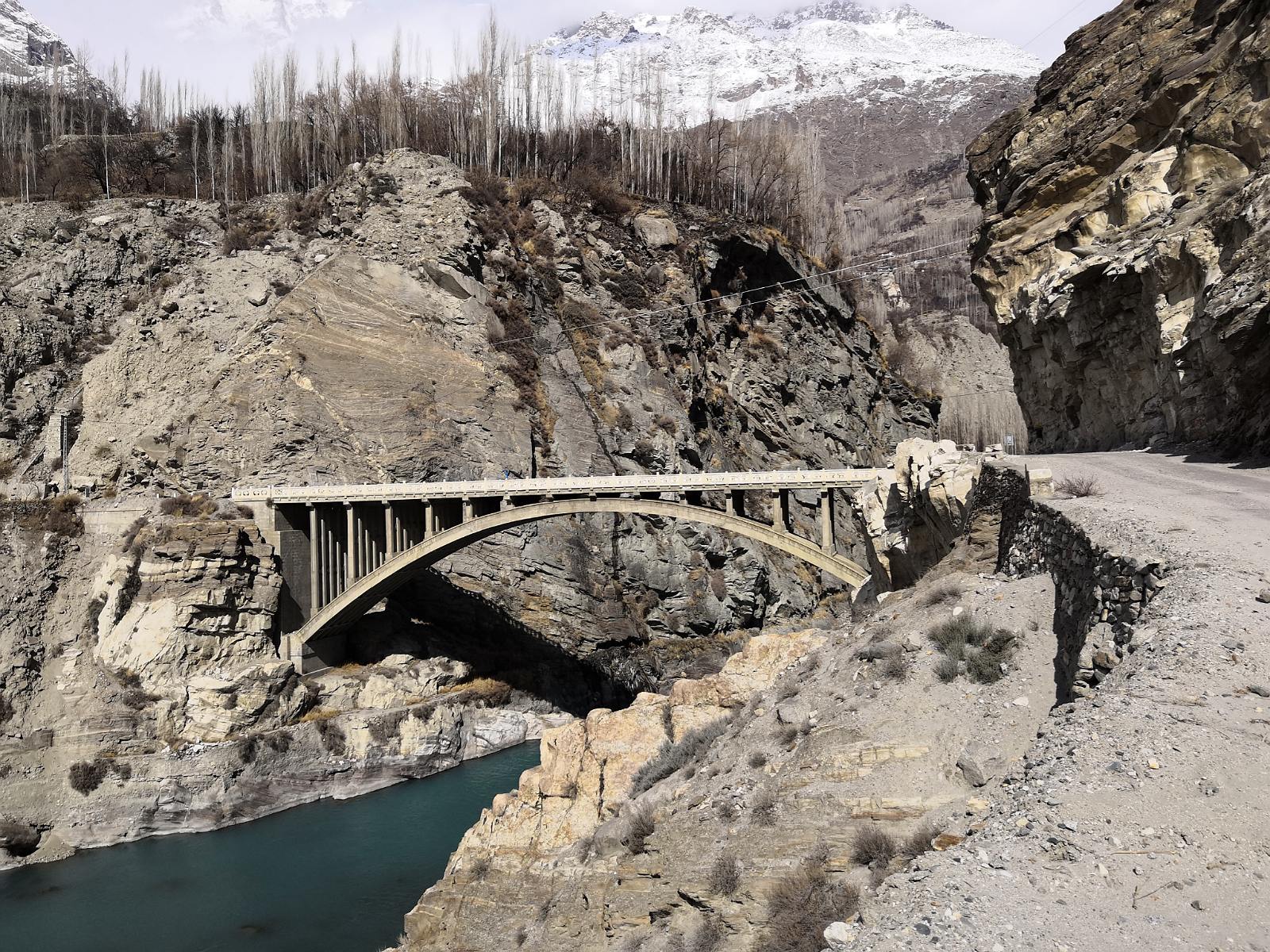 Most na rzece Hunza w Ganish.